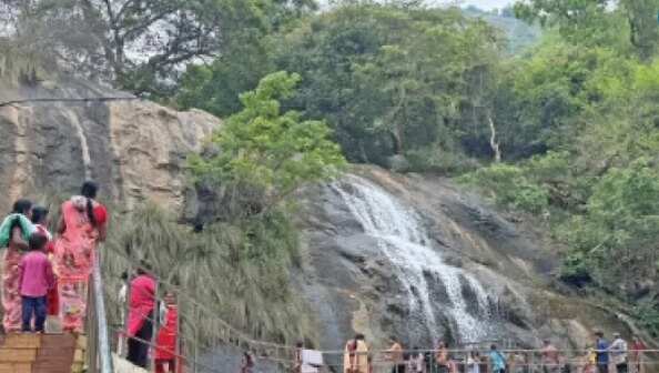 அதிகரிக்கும் வெப்பம்... வார விடுமுறையை... குற்றாலம், ஒகேனக்கல், ஏற்காட்டில் குவிந்த பொதுமக்கள்!