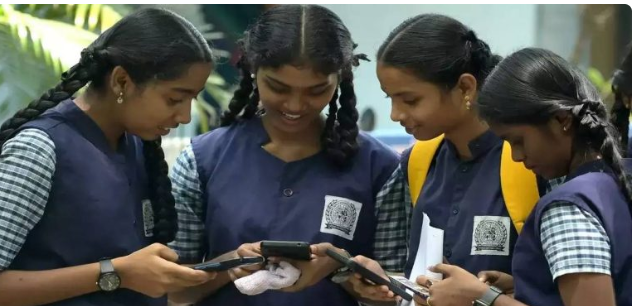 நாளை முதல் 11ம் வகுப்பு விடைத்தாள் நகல்களை பதிவிறக்கம் செய்யலாம்!