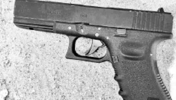 நடுரோட்டில் துப்பாக்கியுடன் சிக்கிய வாலிபர்... ஒருவர் தப்பி ஓட்டம்!