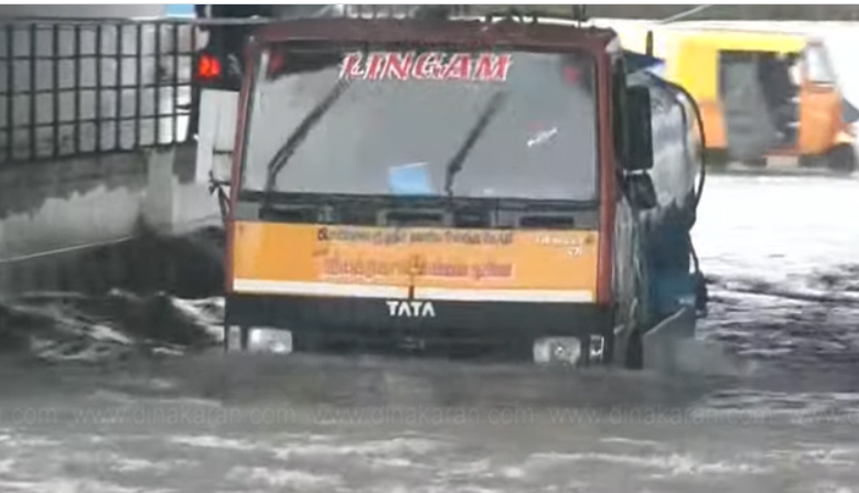 சுரங்கப்பாதைகளில் தேங்கிய மழை வெள்ளம்!! வாகன ஓட்டிகள் கடும் அவதி!!