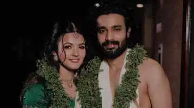 குருவாயூர் கோவிலில் நடிகை அபர்ணா தாஸ் - தீபக் பரம்போல் திருமணம் நடந்தது... குவியும் வாழ்த்துக்கள்!