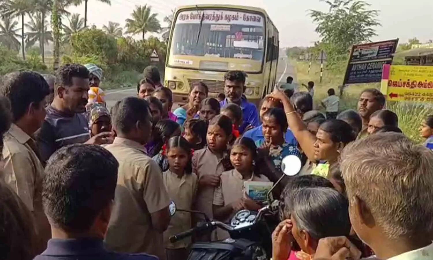 பேருந்தை சிறைப்பிடித்து மாணவ மாணவிகள் போராட்டம்!!