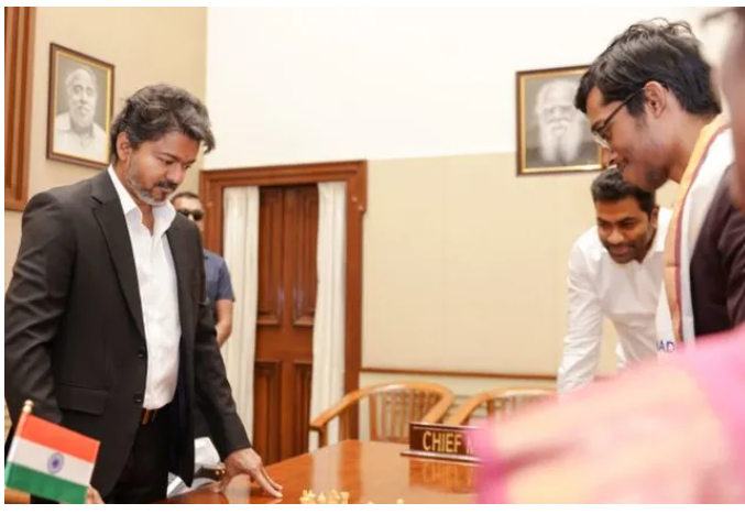 உலக சதுரங்க நாளை முன்னிட்டு வீரர், வீராங்கனைகள் மற்றும் பயிற்சியாளர்களுக்கு முதல்வர் விஜய் வாழ்த்து !
