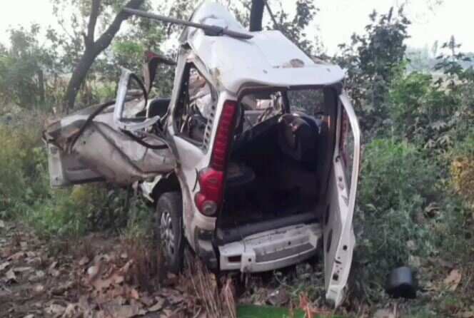 மின்கம்பத்தில் கார் மோதி பயங்கர விபத்து.. ஒரே குடும்பத்தைச் சேர்ந்த 4 பேர் பலியான சோகம்!