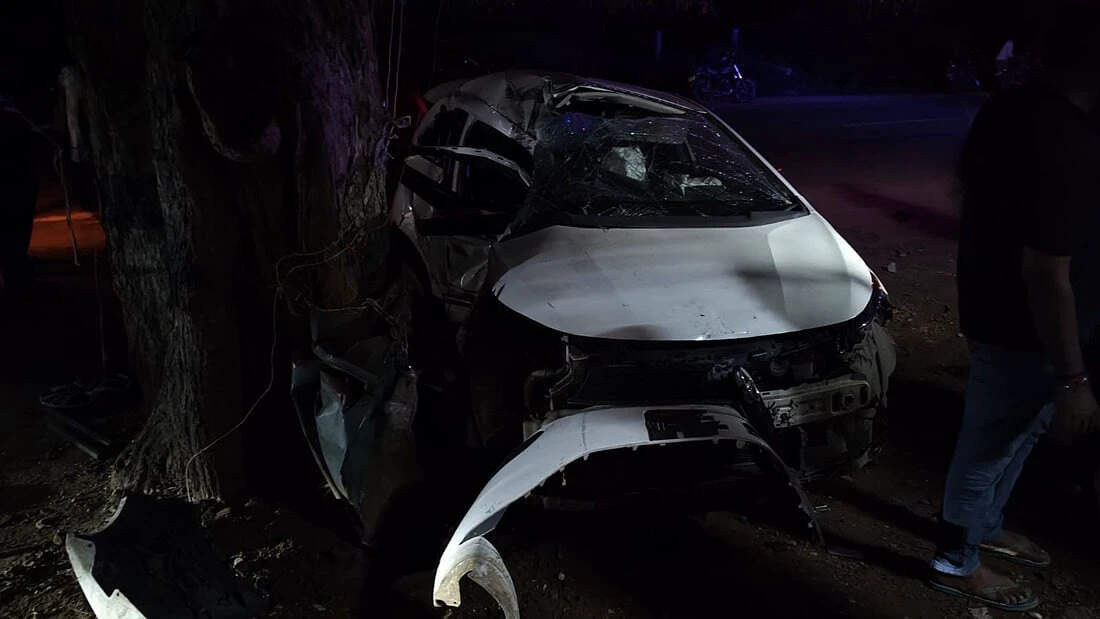 புளியமரத்தில் கார் மோதிய விபத்தில் 4 பேர் பலி... பெரும் சோகம்!