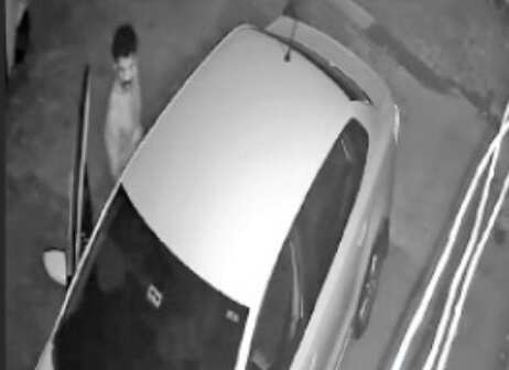 அதிர்ச்சி!! தெருக்களில் நிர்வாணமாக சுற்றும் இளைஞர்..!!