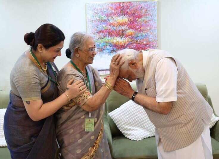 தலை வணங்கி வணக்கம் செலுத்திய பிரதமர்.. நீடூழி வாழ வாழ்த்து தெரிவித்த குஷ்பு மாமியார்..!