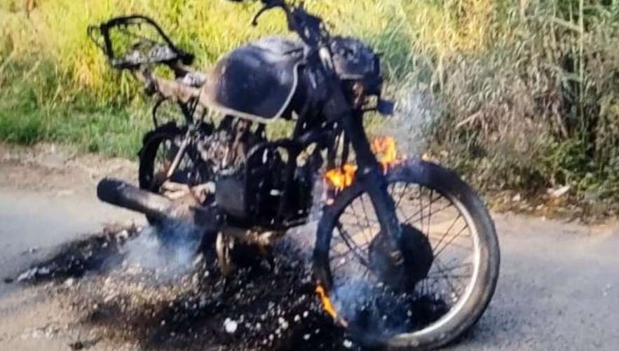 அடப்பாவி... ஸ்டார்ட் ஆகலை... நேரமாச்சு... ஆத்திரத்துல் டூ வீலரை பெட்ரோல் ஊற்றி எரித்த குடிமகன்!