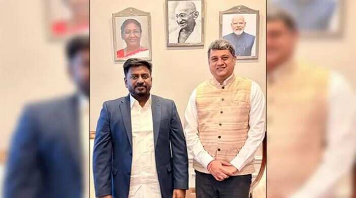 வட அமெரிக்கத் தமிழ் விழாவில் 'வான்புகழ் வள்ளுவம்' ஆவணப் படத்தை வெளியிட்டார் அமைச்சர் ராஜ்மோகன்!