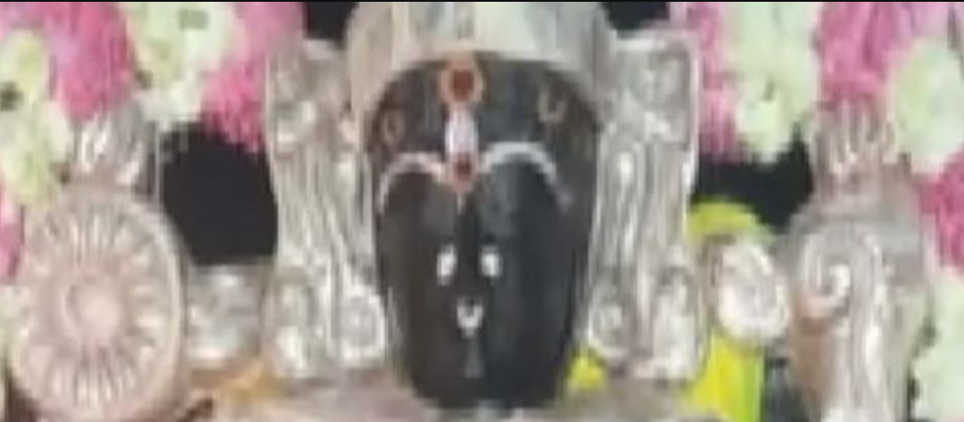 செல்லாத பழைய ரூபாய் நோட்டுகளால் அம்மன் அலங்காரம்... பக்தர்கள் அதிர்ச்சி!