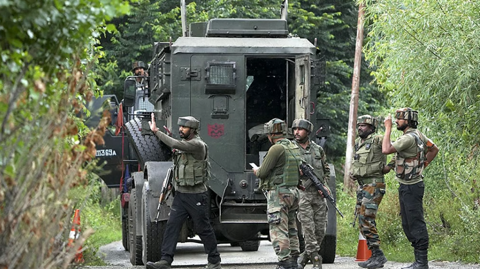 வனப்பகுதியில் துப்பாக்கிச் சண்டை… 2 தீவிரவாதிகள் சுட்டுக்கொலை!