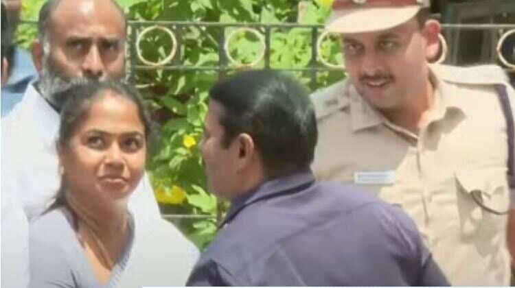 குவிந்த தம்பிகள்... திணறிய போலீஸார்... மனைவியுடன் ஆஜரானார் சீமான்! வளசரவாக்கத்தில் பரபரப்பு!