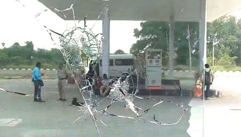 ”பெட்ரோலுக்கு காசு தர முடியாது”.. காவலர் முன்னே பெட்ரோல் பங்கை அடித்து நொறுக்கிய மர்ம ஆசாமிகள்..!!