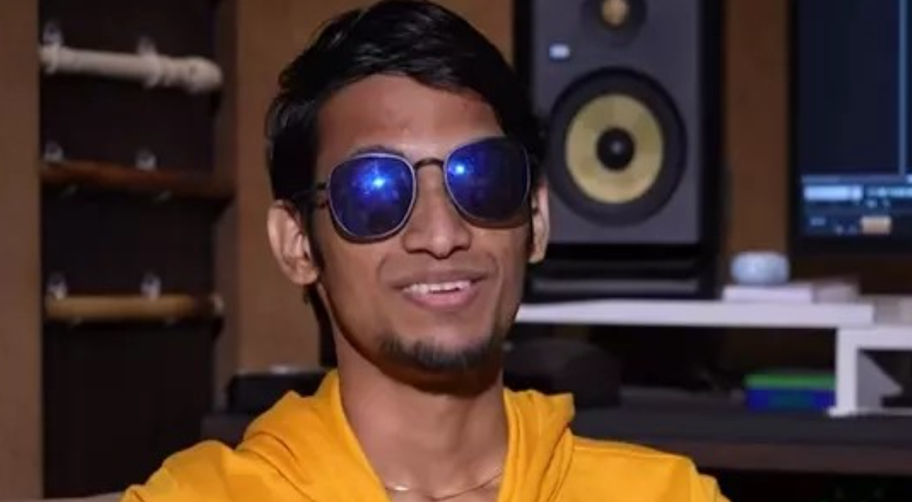 சாதனைக்கு பார்வைக்குறைபாடு தடையல்ல!! ஒரே நேரத்தில் 30 கருவிகளை இசைத்து அசத்தல் !!