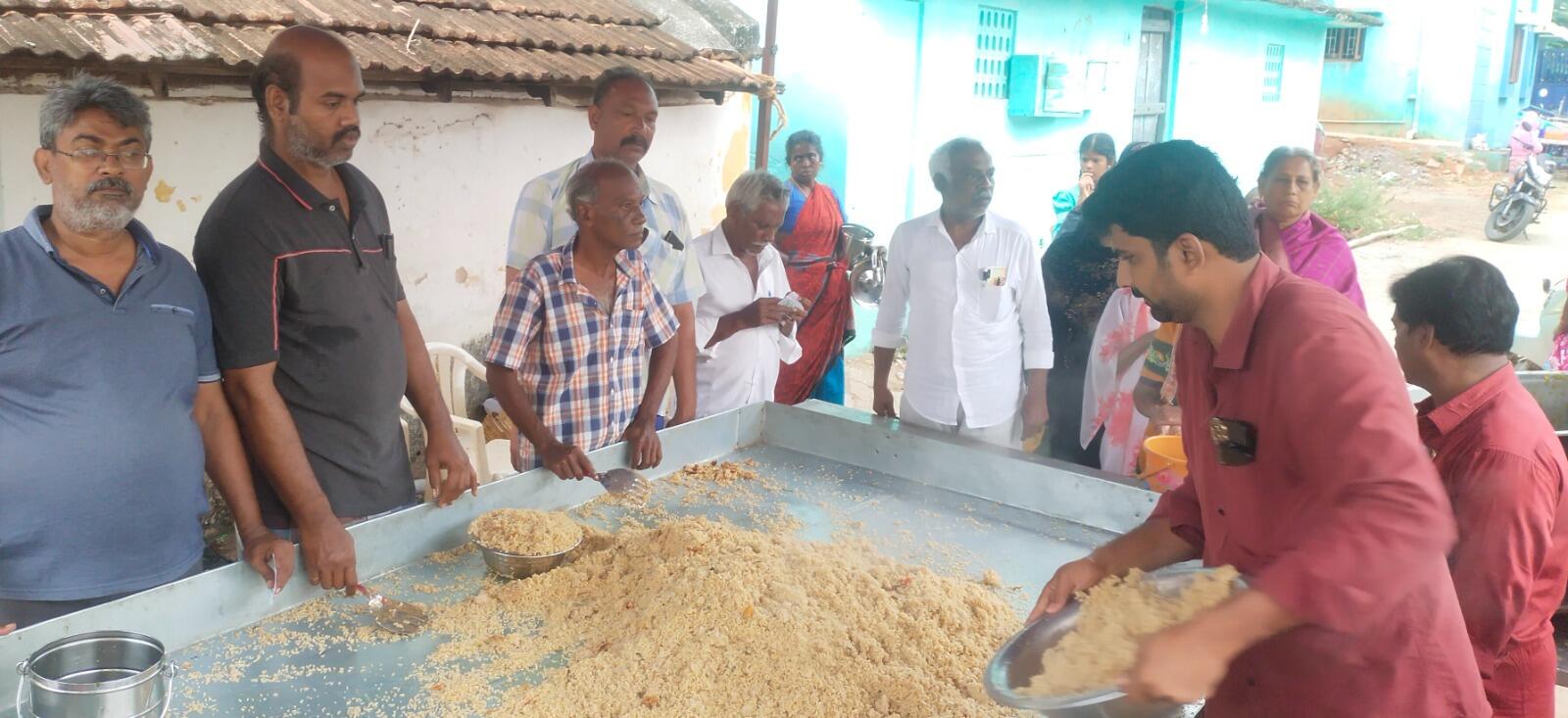 திண்டுக்கல்: மதநல்லிணக்க கந்தூரி விழாவில் அனைத்து மதத்தினருக்கும் நெய்சோறு விநியோகம்!