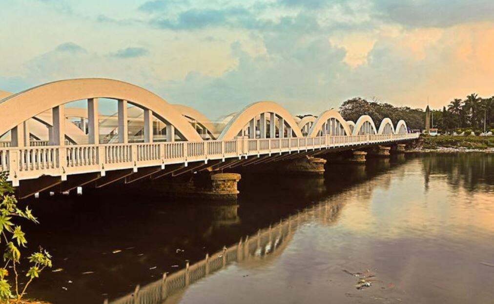 அதிர்ச்சி.. அண்ணா பல்கலை. மாணவி கூவத்தில் குதித்து தற்கொலை!