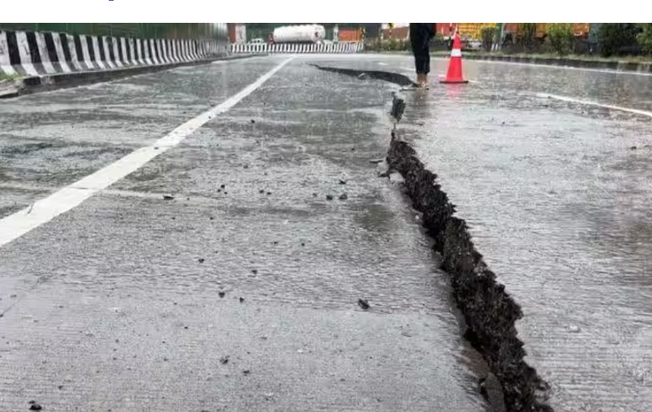 செம... ரோட்டில் பள்ளமா? போட்டோ எடுத்து அனுப்பினா உடனடி தீர்வு... நம்ம சாலை செயலி!!