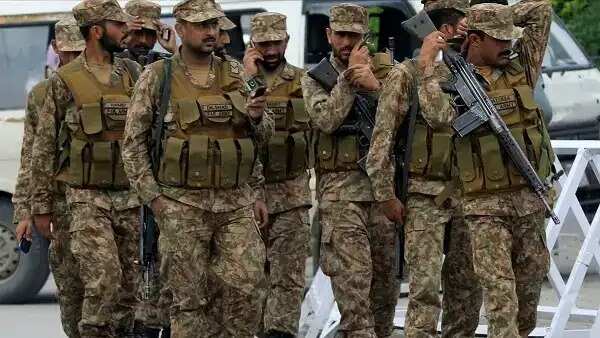 பாகிஸ்தானுக்கு அடுத்தடுத்து அதிர்ச்சி... ராணுவத்தில் 200 அதிகாரிகள், 600 வீரர்கள் ராஜினாமா!