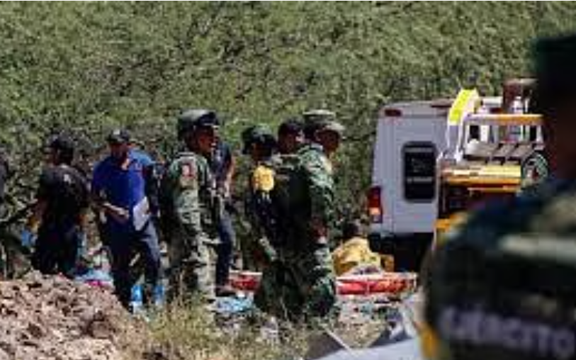 பள்ளத்தில் பாய்ந்த பேருந்து... 2 குழந்தைகள் உட்பட 16 பேர் பலி!!