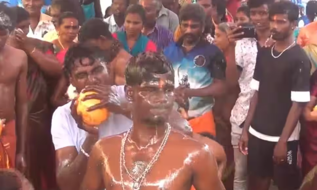 500 இளநீர்களை பல்லால் உரித்து , தலையில் உடைத்து விநோத வழிபாடு... !