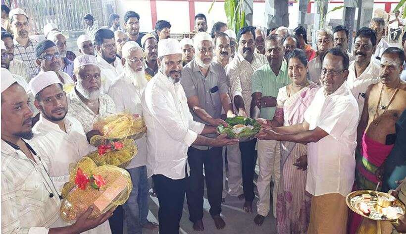 நெகிழ்ச்சி... விநாயகர் கோவில் கும்பாபிஷேகத்திற்கு 11 தட்டுகளில் சீர்வரிசை வழங்கிய இஸ்லாமியர்கள்!