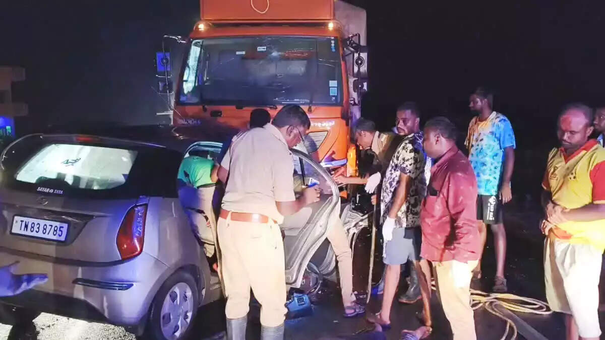 லாரி, கார் நேருக்கு நேர் மோதி கோர விபத்து... 3 பேர் பரிதாப பலி!!