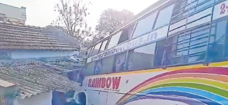 அதிர்ச்சி... மாடு குறுக்கே வந்ததால் விபத்து... வீட்டின் மோதிய பேருந்து!