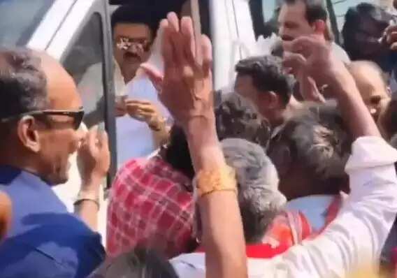 வைரல் வீடியோ ... நடுரோட்டில் முதல்வர் ஸ்டாலின் கையால் தாலி எடுத்து கொடுத்து திருமணம் செய்து கொண்ட மணமக்கள்!