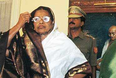 தமிழக முன்னாள் ஆளுநர் பாத்திமா பீவி காலமானார்... தலைவர்கள் இரங்கல்!