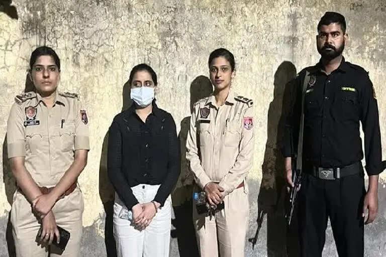 பிரபல பாடகர் கொலை வழக்கு! முக்கிய பெண் குற்றவாளி விமான நிலையத்தில் கைது!