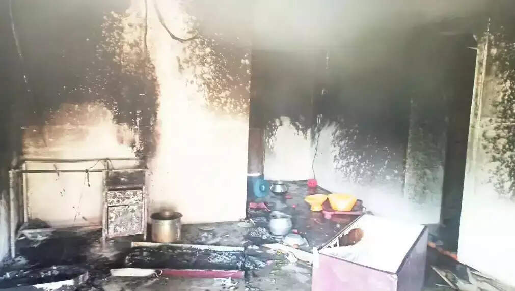 காதலன் வீட்டை கொளுத்திய காதலி வீட்டார்... பகீர் !!