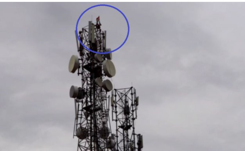 எனக்கு கல்யாணம் பண்ணி வைங்க!! செல்போன் டவர் மேல் ஏறி இளைஞர் தற்கொலை மிரட்டல்!!