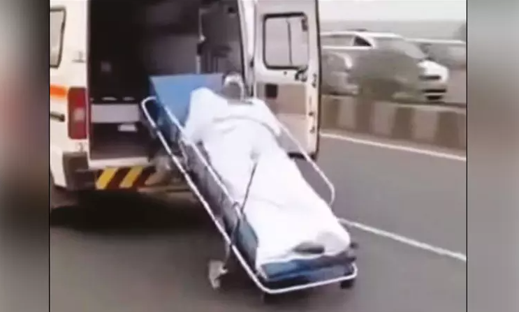 FACT CHECK: ஆம்புலன்சில் இருந்து நோயாளி தவறி விழுந்ததாக பீதியைக் கிளப்பிய வீடியோ: உண்மை இல்லை!