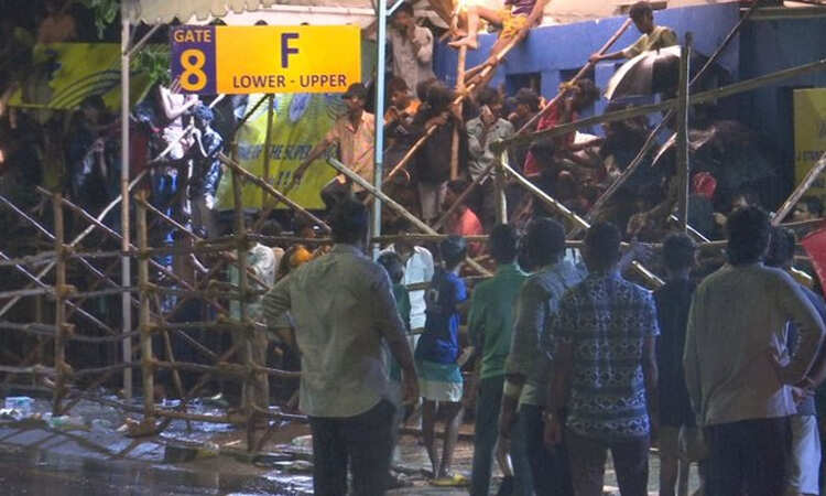 இன்று சென்னை மும்பை ஆட்டத்திற்கான டிக்கெட் விற்பனை தொடக்கம்!! நள்ளிரவு முதலே காத்து கிடந்த ரசிகர்கள்!!