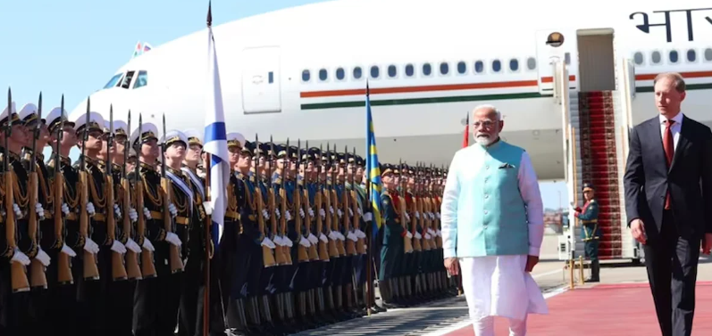 ரஷ்யாவில் பிரதமர் மோடிக்கு அதிபர் புதின் உற்சாக வரவேற்பு!