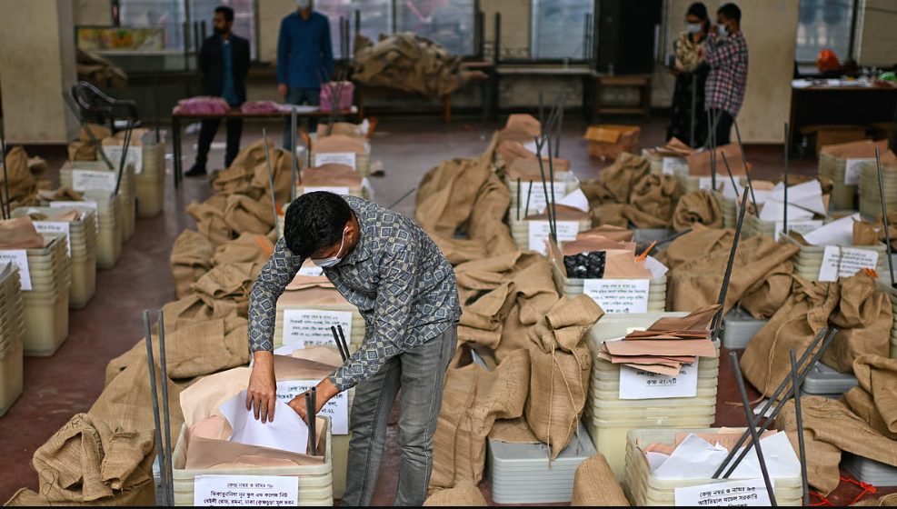 வங்கதேசத்தில் இன்று 10 லட்சம் பாதுகாப்பு படையுடன் வாக்குப்பதிவு !