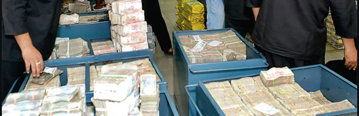 அதிர்ச்சி... ஏடிஎம்.மிஷினில் பணம் நிரப்ப சென்றவர் ரூ.37 லட்சத்தைத் திருடிவிட்டு தப்பிய கொடுமை!