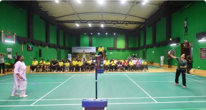 அட... மாஸ் வீடியோ... திரௌபதி முர்மு சாய்னா நேவாலுடன் பேட்மிட்டன்!