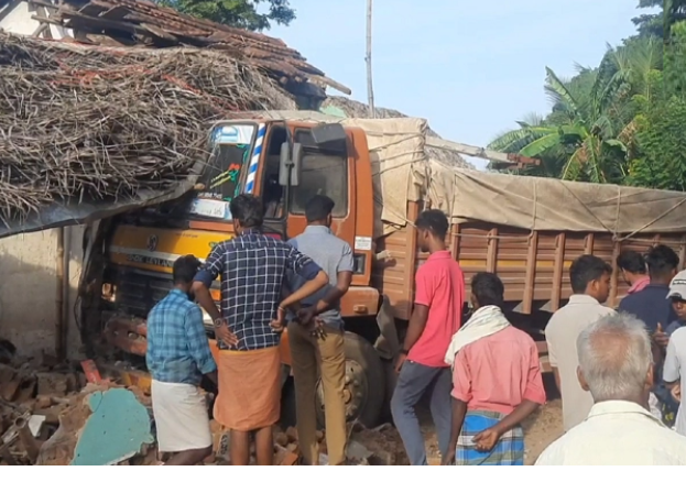 வீட்டிற்குள் புகுந்த லாரி!! 3 வது முறையாக சோகம்!!