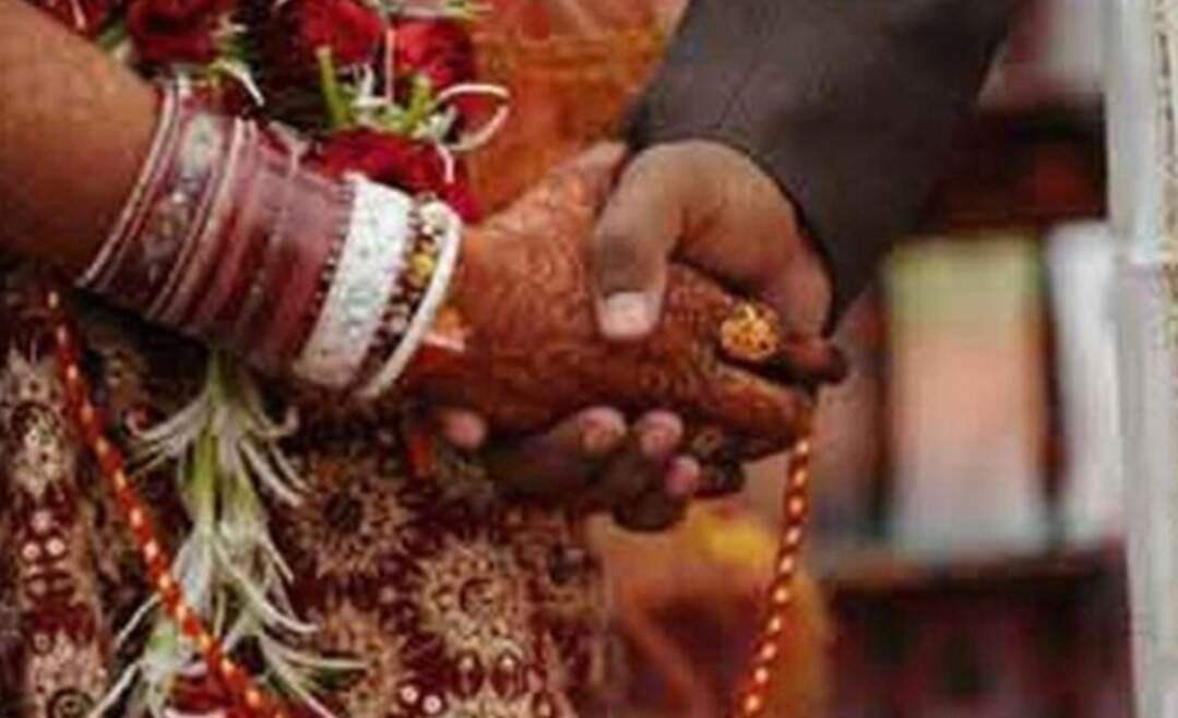 விநோத சடங்கு... தாலி கட்டியதும் மாப்பிள்ளைக்கு சாட்டையால் அடி!