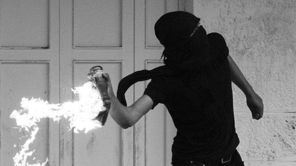 ஆர்எஸ்எஸ் நிர்வாகி வீட்டில் நாட்டு வெடிகுண்டு வீச்சு.. விசிக கொடியை நட்டது யார்?