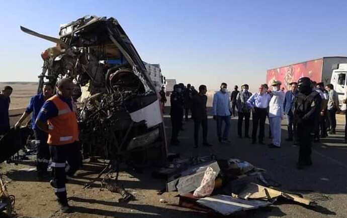 நெடுஞ்சாலையில் லாரி மீது பேருந்து மோதி 17 பேர் பலி!! 29 பேர் படுகாயம் !!