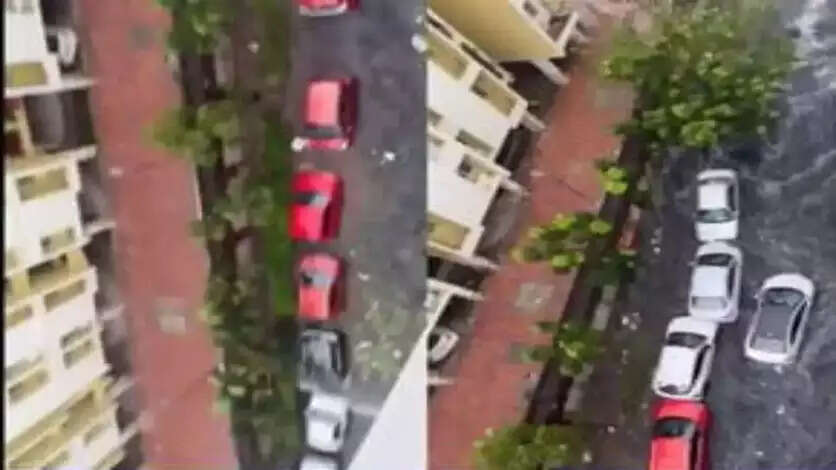 வைரலாகும் வீடியோ... சென்னை வெள்ளத்தில் அடித்துச் செல்லப்பட்ட வாகனங்கள்!