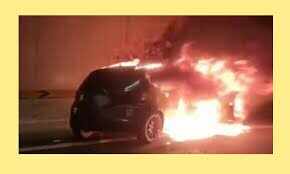 பகீர்... நடுரோட்டில் எரிந்த கார் உள்ளே கருகிய நிலையில் 4 சடலங்கள் மீட்பு!