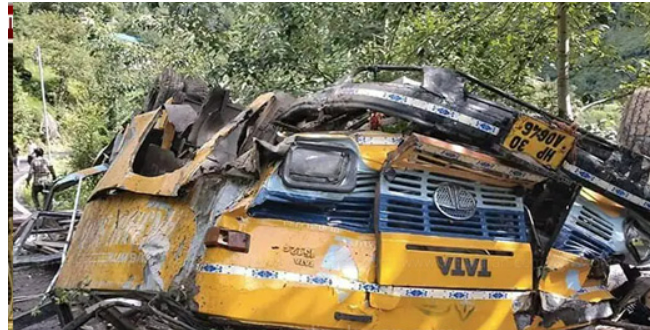 பேருந்து விபத்தில் 10 பள்ளி மாணவர்கள் உட்பட 16 பேர் பலி!! பலர் படுகாயம்!! பிரதமர் இரங்கல்!!