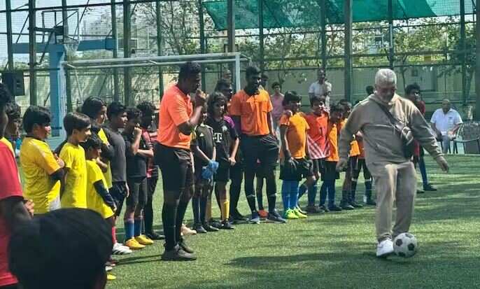 வைரல் போட்டோஸ்.. மகனின் நண்பர்களுடன் கால்பந்து விளையாடிய ’தல’ அஜித்..!