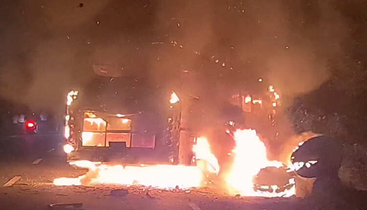 பற்றி எரிந்த தனியார் பேருந்து!! ஜன்னல் வழியே குதித்து உயிர்தப்பிய பயணிகள்.!