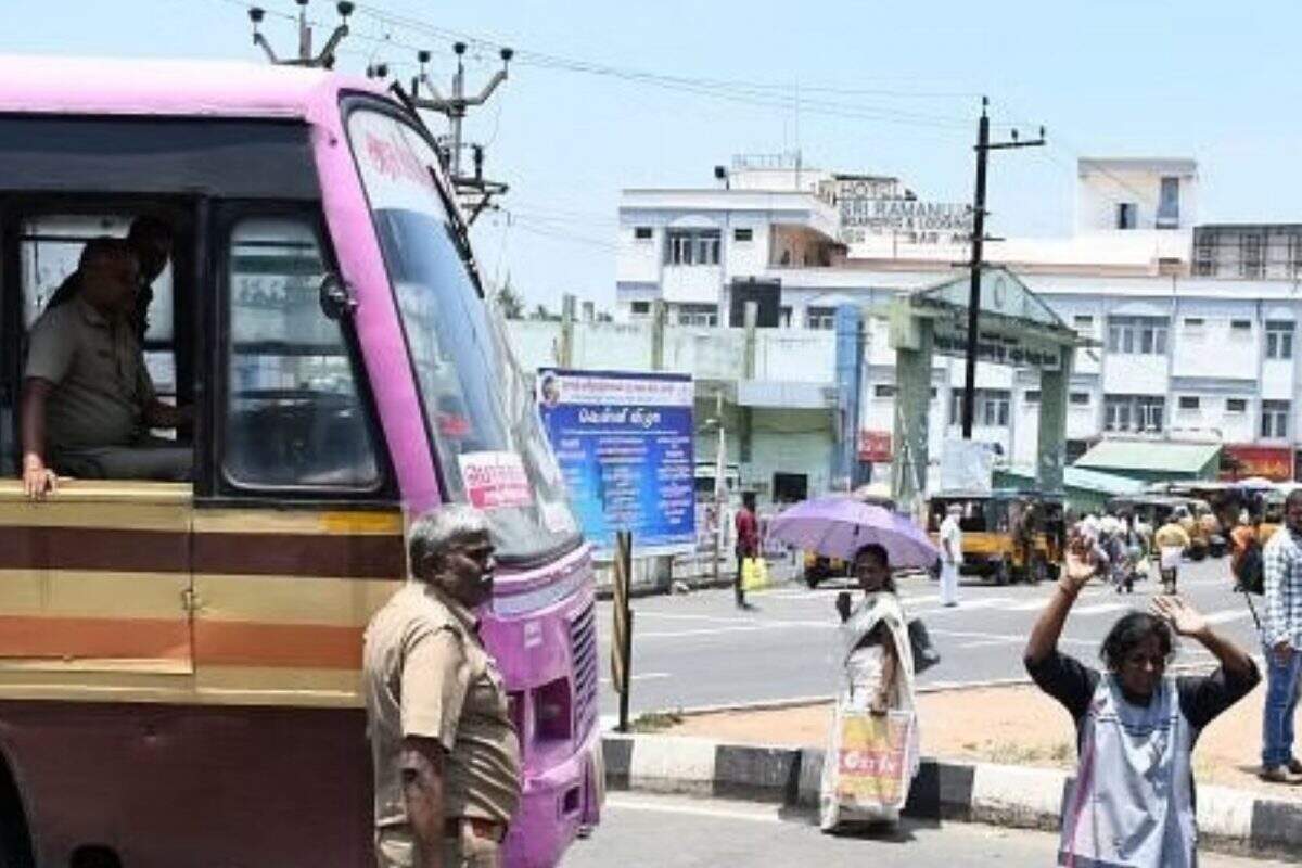 வீடியோ!! நடுரோட்டில் ரகளை கட்டிய இளம்பெண்!!