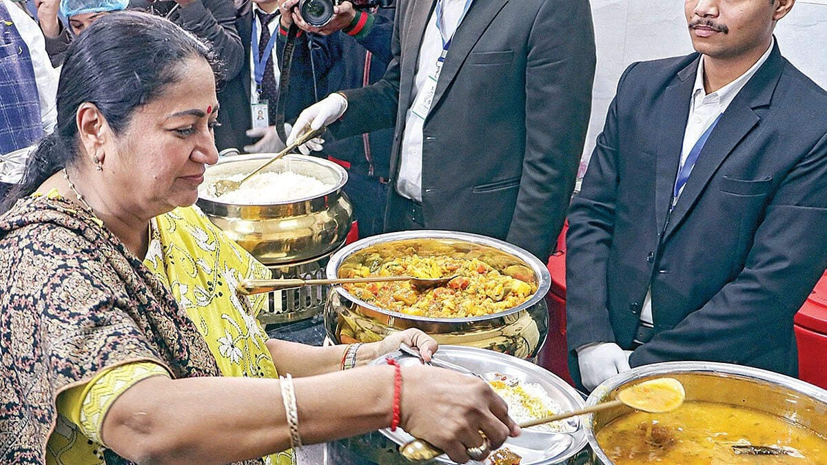 ரூ 5 க்கு பருப்பு சாதம், சப்பாத்தி.... தலைநகரில் வாஜ்பாய் நினைவாக 100 அடல் உணவகங்கள் தொடக்கம்!