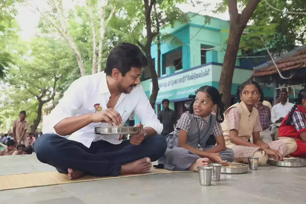 அரசு பள்ளியில் காலை உணவு சாப்பிட்ட அமைச்சர் உதயநிதி ஸ்டாலின் !!!